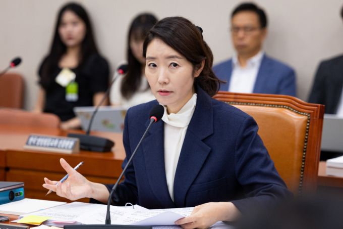 강선우 여성가족부 장관 후보자가 14일 서울 여의도 국회에서 열린 인사청문회에 출석해 의원 질의에 답하고 있다. /사진=뉴스1.