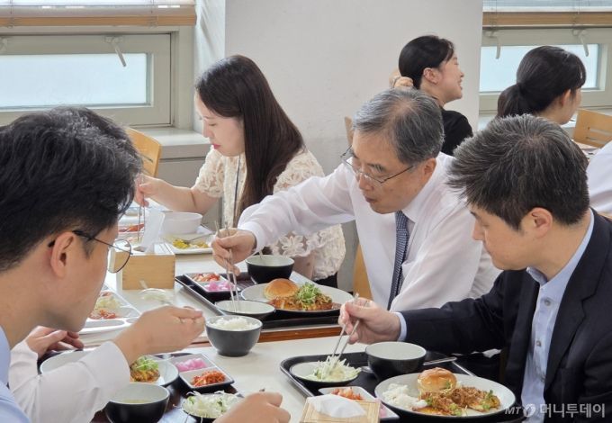 조현 외교부 장관(오른쪽 두 번째)이 21일 정부서울청사 별관 구내 식당에서 직원들과 함께 점심 식사를 하고 있다. / 사진=뉴스1