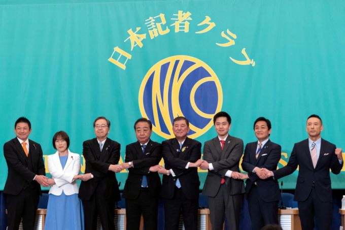 2일 일본 8개 정당 대표가 참의원 선거를 앞두고 일본기자클럽이 주최한 토론회에 참석해 기념촬영을 하고 있다. 왼쪽부터 가미야 소헤이 참정당 대표, 다무라 도모코 일본공산당 위원장, 사이토 데쓰오 공명당 대표, 노다 요시히코 입헌민주당 대표, 이시바 시게루 총리 겸 자민당 총재, 요시무라 히로후미 오사카부지사 겸 일본유신회 대표, 다마키 유이치로 국민민주당 대표, 야마모토 다로 레이와신센구미 대표./로이터=뉴스1