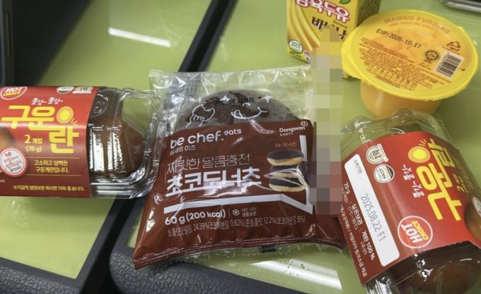 대체급식으로 나온 계란과 빵 등 모습. 한 학생은 "식중독 일로 대체 급식을 준다고 했으나 역시 미흡했다"고 말했다. /사진=독자 제공.