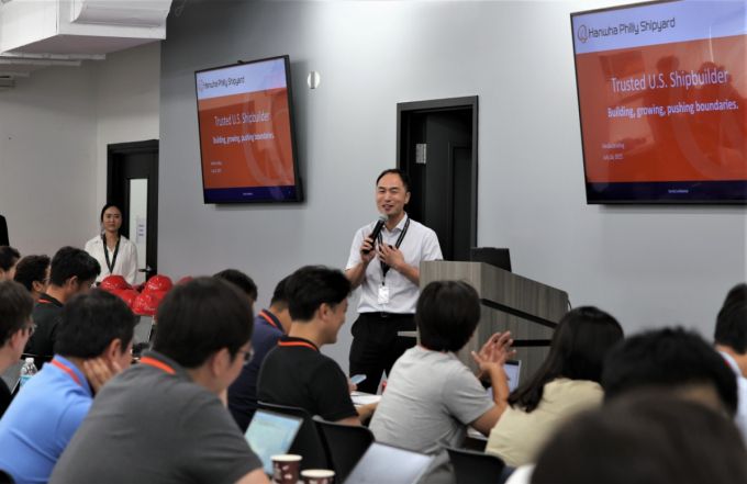 이종무 한화필리조선소장이 지난 16일(현지시간) 국내 언론사 미디어데이에서 브리핑을 하고 있다. /사진제공=한화오션