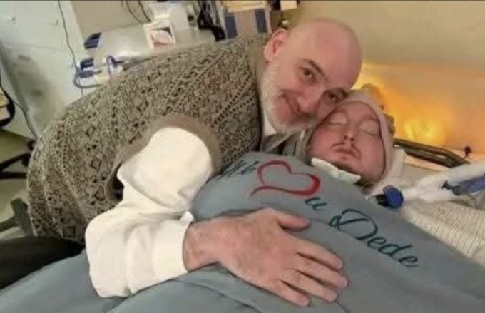 사우디아라비아의 칼리드 빈 탈랄 알사우드 왕자가 자신의 아들 알왈리드 왕자를 돌보고 있는 모습/사진=X(옛 트위터)