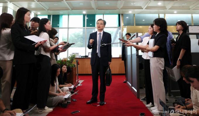 조현 외교부 장관이 21일 오전 서울 종로구 외교부 청사로 첫 출근하며 취재진의 질문에 답하고 있다. / 사진=뉴스1