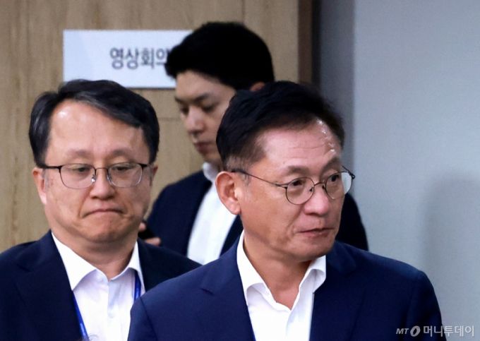 [서울=뉴시스] 고범준 기자 = 강유정 대변인이 22일 서울 용산 대통령실 청사에서 '계엄옹호 논란'이 일고 있는 강준욱 대통령실 국민통합비서관 자진사퇴와 관련 브리핑을 진행했다. 사진은 지난 17일 서울 용산 대통령실 청사에서 열린 대통령 수석·보좌관 회의에 참석하고 있는 강 비서관(왼쪽). (대통령실통신사진기자단) 2025.07.22. bjko@newsis.com /사진=