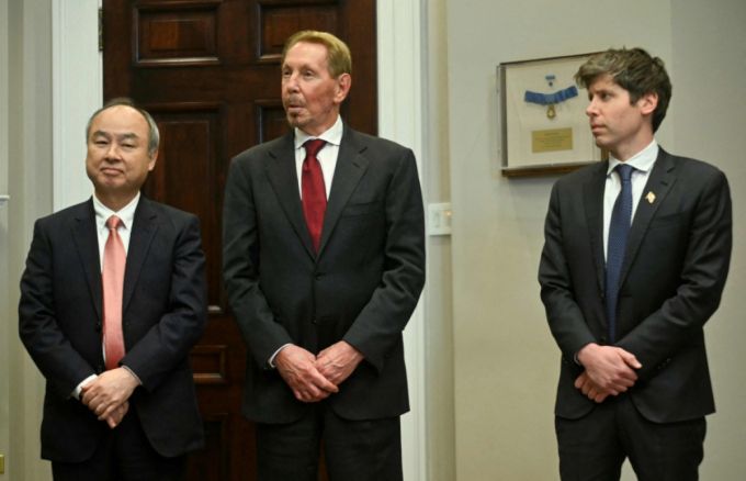 손정의 소프트뱅크 회장과 래리 엘리슨 오라클 회장, 샘 올트먼 오픈AI CEO가 21일(현지시간) 워싱턴 백악관에서 열린 도널드 트럼프 미국 대통령의 기자회견을 지켜 보고 있다. 2025.01.22  /AFPBBNews=뉴스1