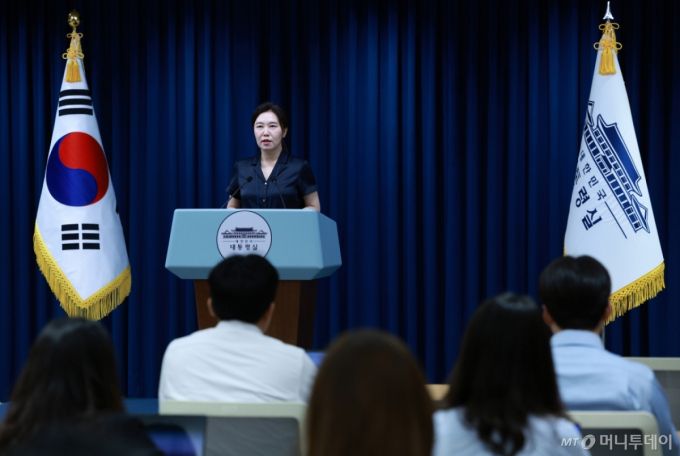 [서울=뉴시스] 고범준 기자 = 강유정 대변인이 22일 서울 용산 대통령실 청사에서 강준욱 대통령실 국민통합비서관 자진사퇴 관련 브리핑을 하고 있다. 2025.07.22. bjko@newsis.com /사진=고범준