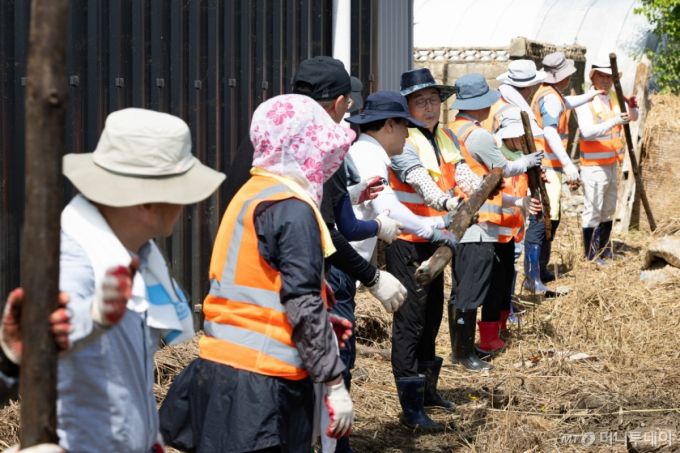 (예산=뉴스1) 유승관 기자 = 송언석 국민의힘 비상대책위원장 겸 원내대표를 비롯한 의원들이 22일 충남 예산군 하포2리 수해피해마을에서 수해복구 봉사활동을 하고 있다. 2025.7.22/뉴스1  Copyright (C) 뉴스1. All rights reserved. 무단 전재 및 재배포,  AI학습 이용 금지. /사진=(예산=뉴스1) 유승관 기자