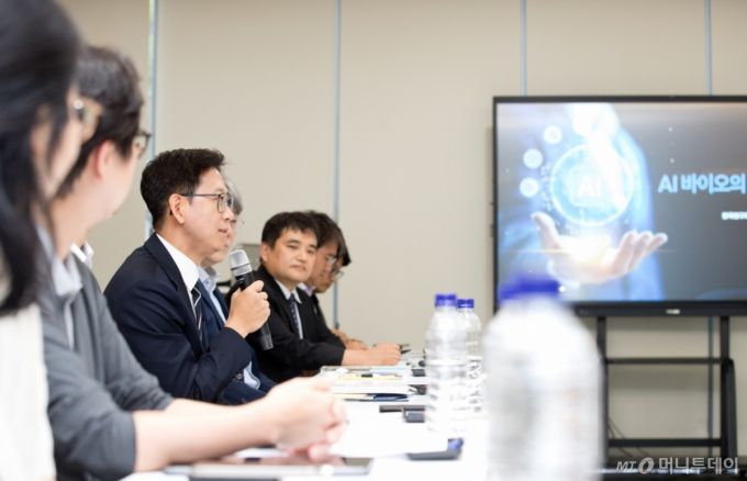 배경훈 과학기술정보통신부 장관이 21일 오후 서울 동대문구 서울바이오허브에서 열린 '인공지능(AI) 바이오 전문가 간담회' 에서 인사말을 하고 있다. / 사진제공=과기정통부