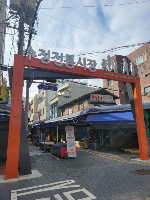 부산 동구 수정동 전통시장의 가게 문들이 닫혀 있다./사진=오세중 기자.