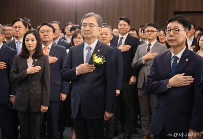 조현 외교부 장관이 21일 서울 종로구 외교부 서희홀에서 열린 취임식에서 국기에 경례하고 있다. / 사진=뉴스1