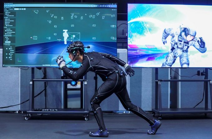 지난 16일 시연회에서 네이버 직원의 움직임이 실시간으로 캡쳐돼 비전스테이지를 배경으로 움직이는 우주인으로 나타났다./사진제공=네이버