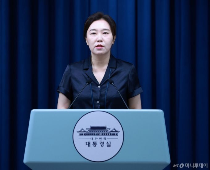 [서울=뉴시스] 고범준 기자 = 강유정 대변인이 22일 서울 용산 대통령실 청사에서 강준욱 대통령실 국민통합비서관 자진사퇴 관련 브리핑을 하고 있다. 2025.07.22. bjko@newsis.com /사진=고범준