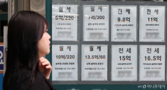 [서울=뉴시스] 황준선 기자 = 30일 서울 시내 한 부동산에 월세 매물 광고가 게시돼 있다.  국토교통부 4월 주택통계에 따르면 올해 4월 기준 전국 주택 전월세 거래 중 월세가 차지하는 비중은 60.4%로 집계됐다. 아파트와 비(非)아파트를 막론하고 월세거래 비중이 늘어나는 추세다. 올해 아파트 월세거래 비중은 지난해 43.4%보다 1.2%포인트 늘어난 44.6%로 최근 5년 평균치(39.6%)를 웃돌았다. 같은 기간 비(非)아파트 역시 74.8%로 3년 연속 증가 추세를 보여 서울 집값을 잡기 위한 정부의 수요 억제 대책이 도리어 '전세의 월세화' 현상을 가속할 것이란 관측이 나온다. 2025.06.30. hwang@newsis.com /사진=황준선