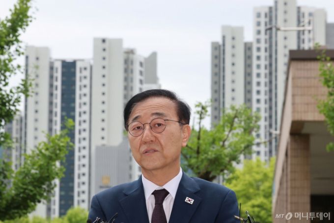 김윤덕 국토교통부 장관 후보자가 15일 오전 경기 과천시 정부과천청사로 출근하며 취재진 질의에 답하고 있다. 2025.07.15./ 사진=뉴스1 /사진=권창회