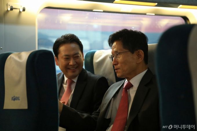 [서울=뉴시스] 권창회 기자 = 김문수 제21대 대통령 선거 국민의힘 경선 후보와 장동혁 김문수 캠프 총괄선거대책본부장이 20일 서울 용산구 서울역에서 대구행 열차에 탑승해 대화하고 있다. (사진=김문수 캠프 제공) 2025.04.20. photo@newsis.com *재판매 및 DB 금지 /사진=