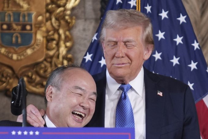 [팜비치=AP/뉴시스] 도널드 트럼프(오른쪽) 미국 대통령 당선인과 마야요시 손(손정의) 일본 소프트뱅크 회장이 16일(현지시각) 플로리다주 팜비치의 마러라고에서 기자회견하고 있다. 이 자리에서 트럼프 당선인은 손정의 회장을 향해 당초 소프트뱅크의 투자 예정액인 1000억 달러를 2000억 달러로 늘려줄 수 있겠느냐고 농담하자 손 회장은 "노력하겠다"라고 화답했다. 2024.12.17.