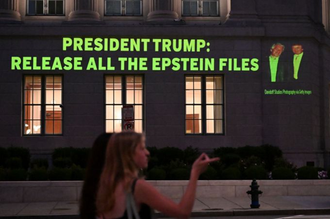 지난 18일(현지시간) 미국 워싱턴DC 백악관 맞은편 미국 상공회의소 건물에 미성년자 성착취 의혹으로 수감됐다 사망한 제프리 엡스타인과 관련된 모든 수사 파일을 공개하라고 요구하는 메시지가 투사되고 있다. /AFPBBNews=뉴스1