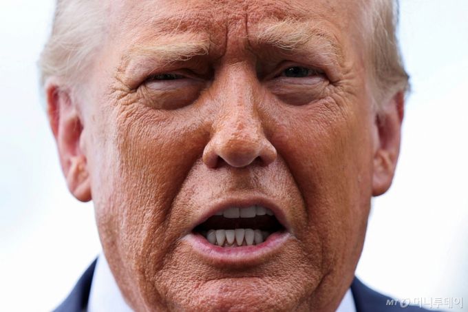 도널드 트럼프 미국 대통령이 15일(현지시간) 미국 워싱턴DC 백악관에서 펜실베이니아주 방문을 위해 출발하면서 기자들 질문에 답하고 있다. / 로이터=뉴스1