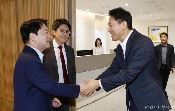 (서울=뉴스1) 장수영 기자 = 오세훈 서울시장과 안철수 국민의힘 의원이 24일 서울 중구 서울시청에서 오찬 회동을 갖기 위해 만나 인사하고 있다. (공동취재) 2025.7.24/뉴스1  Copyright (C) 뉴스1. All rights reserved. 무단 전재 및 재배포,  AI학습 이용 금지. /사진=(서울=뉴스1) 장수영 기자