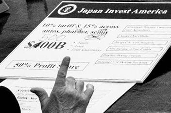 도널드 트럼프 미국 대통령이 백악관 집무실에서 23일(현지시간) 아카자와 료세이 일본 경제재생상 등 일본의 무역대표단과 협상을 했다. 사진은 트럼프 책상 위 놓인 일본의 대미 투자 계획 명칭인 '재팬 인베스트 아메리카'라는 제목의 패널. 패널에는 '4000억달러'라고 인쇄된 숫자 위에 손글씨로 '5000억달러'라고 쓴 것이 보인다. (댄 스카비노 백악관 부비서실장 X)