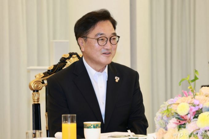 [서울=뉴시스] 고범준 기자 = 우원식 국회의장이 17일 서울 한남동 대통령 관저에서 이재명 대통령과 김민석 국무총리와 만찬에 앞서 발언하고 있다. 2025.07.17. bjko@newsis.com /사진=고범준