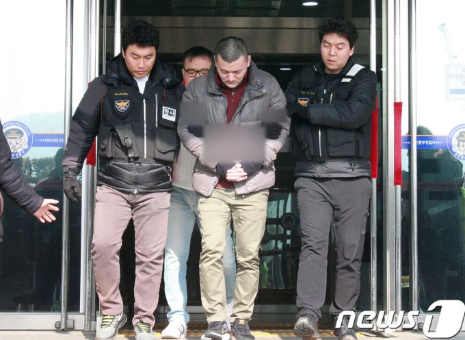 용인 일가족 살인사건' 피의자 김성관씨(34)가 2018년 1월15일 오후 경기도 용인시 용인동부경찰서에서 현장검증을 하기 위해 나서고 있다. /사진=뉴스1.