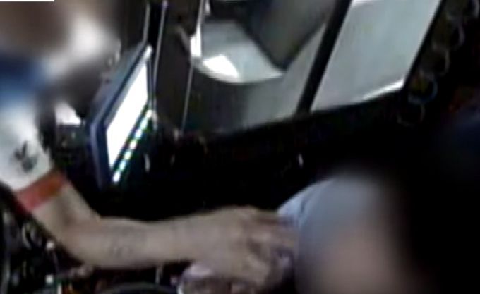 대구의 시내버스 안에서 기사를 향해 욕설을 하고 기사의 눈을 찌르더니 출입문 앞에 앉아 대변까지 본 남성이 경찰 조사를 받았다./사진=JTBC 사건반장