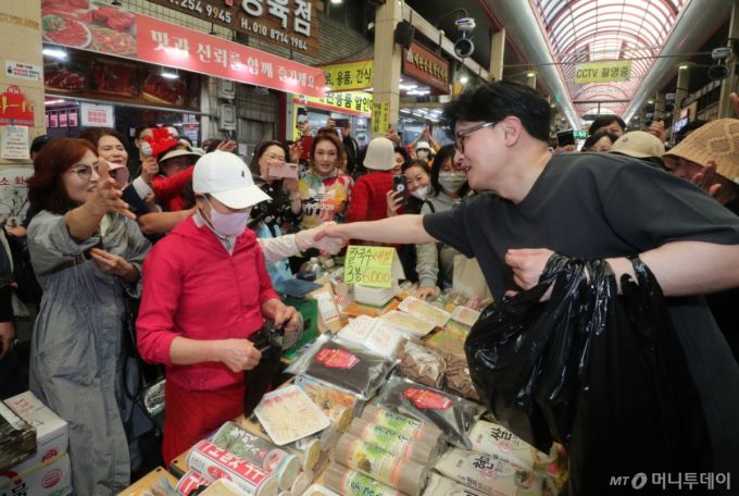 (청주=뉴스1) 김용빈 기자 = 한동훈 국민의힘 대선 경선 후보가 28일 오후 충북 청주시 육거리종합시장에서 시민, 지지자들과 인사하고 있다. 2025.4.28/뉴스1  Copyright (C) 뉴스1. All rights reserved. 무단 전재 및 재배포,  AI학습 이용 금지. /사진=(청주=뉴스1) 김용빈 기자