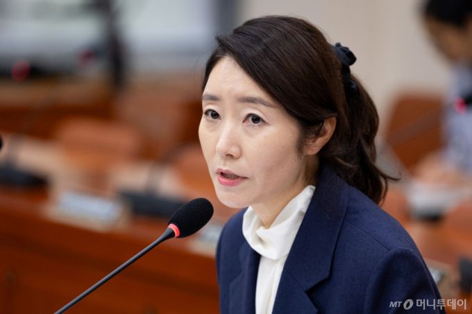 (서울=뉴스1) 유승관 기자 = 강선우 여성가족부 장관 후보자가 14일 서울 여의도 국회에서 열린 인사청문회에 출석해 의원 질의에 답하고 있다. 2025.7.14/뉴스1  Copyright (C) 뉴스1. All rights reserved. 무단 전재 및 재배포,  AI학습 이용 금지. /사진=(서울=뉴스1) 유승관 기자