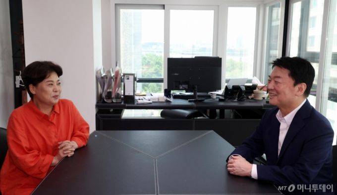 (서울=뉴스1) 유승관 기자 = 윤희숙 국민의힘 혁신위원장이 21일 서울 여의도 중앙당사에서 안철수 의원과 만나 당 혁신안 관련 면담을 하고 있다. (공동취재) 2025.7.21/뉴스1  Copyright (C) 뉴스1. All rights reserved. 무단 전재 및 재배포,  AI학습 이용 금지. /사진=(서울=뉴스1) 유승관 기자