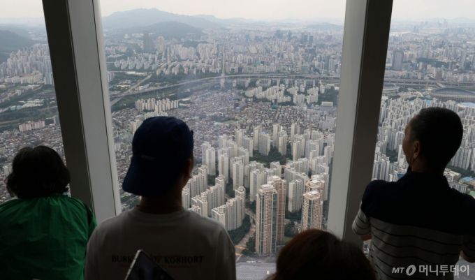 사진은 이날 오후 서울 송파구 롯데월드타워 전망대 서울스카이에서 바라본 시내 아파트 단지 모습. /사진=뉴스1