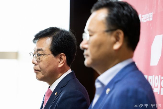 송언석 국민의힘 비상대책위원장 겸 원내대표가 25일 서울 여의도 국회에서 김건희 특검의 김선교 의원실 압수수색 관련 브리핑을 하고 있다. 오른쪽은 유상범 원내수석부대표. 2025.7.25/뉴스1  Copyright (C) 뉴스1. All rights reserved. 무단 전재 및 재배포,  AI학습 이용 금지.