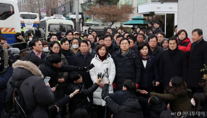 나경원 국민의힘 의원을 비롯한 여당 의원들이 6일 서울 용산구 윤석열 대통령 관저 앞에서 입장을 밝히고 있다. 2025.1.6/뉴스1  Copyright (C) 뉴스1. All rights reserved. 무단 전재 및 재배포,  AI학습 이용 금지.