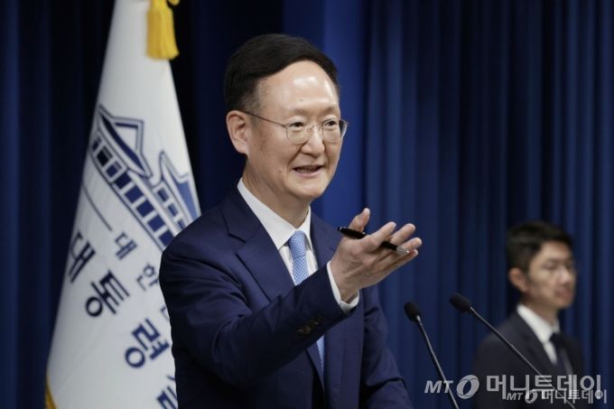 [서울=뉴시스] 최동준 기자 = 봉욱 민정수석이 24일 서울 용산 대통령실 청사에서 대통령 주재 수석보좌관 회의 관련 취재진 질문을 받고 있다. 2025.07.24. photocdj@newsis.com /사진=최동준