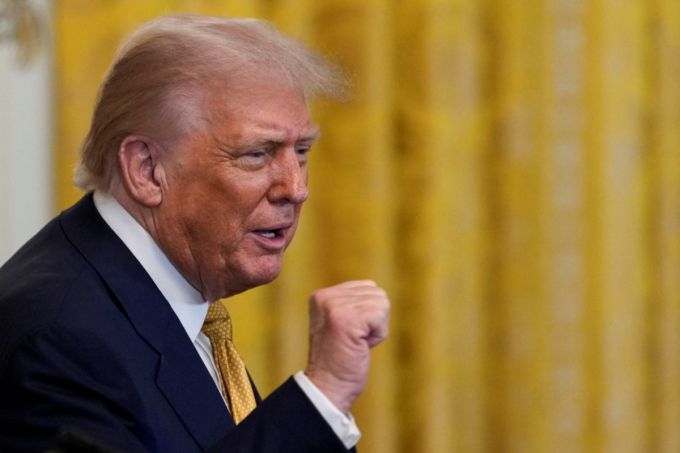 도널드 트럼프 미국 대통령이 지난 22일(현지시간) 워싱턴DC 백악관 이스트룸에서 공화당 소속 미 의회 의원들과 만찬을 주최하며 손짓을 하고 있다./로이터=뉴스1