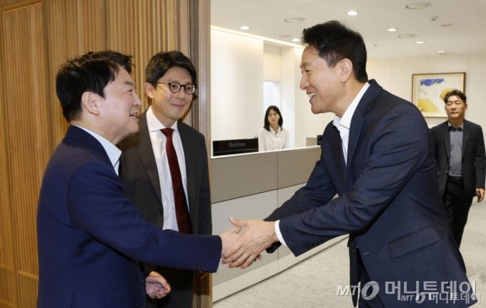 (서울=뉴스1) 장수영 기자 = 오세훈 서울시장과 안철수 국민의힘 의원이 24일 서울 중구 서울시청에서 오찬 회동을 갖기 위해 만나 인사하고 있다. (공동취재) 2025.7.24/뉴스1  Copyright (C) 뉴스1. All rights reserved. 무단 전재 및 재배포,  AI학습 이용 금지. /사진=(서울=뉴스1) 장수영 기자