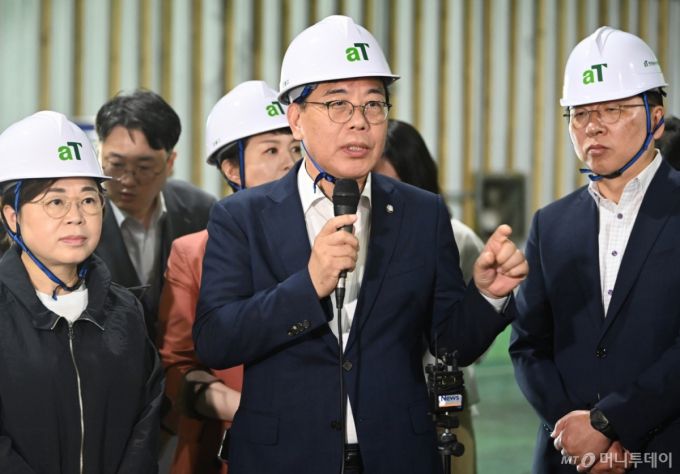 [이천=뉴시스] 김종택 기자 = 송언석 국민의힘 비상대책위원장 겸 원내대표가 25일 경기 이천시 aT 한국농수산식품유통공사 이천비축기지를 방문해 발언하고 있다. 2025.07.25. jtk@newsis.com /사진=김종택