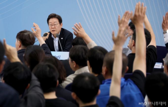 [부산=뉴시스] 최동준 기자 = 이재명 대통령이 25일 부산 부경대에서 열린 타운홀미팅 '부산의 마음을 듣다' 지역 주민 간담회에서 질문을 받고 있다. (대통령실통신사진기자단) 2025.07.25. photocdj@newsis.com /사진=최동준