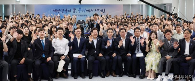 [부산=뉴시스] 최동준 기자 = 이재명 대통령이 25일 부산 부경대에서 열린 타운홀미팅 '부산의 마음을 듣다' 지역 주민 간담회에서 참석자들과 기념촬영을 하고 있다. (대통령실통신사진기자단) 2025.07.25. photocdj@newsis.com /사진=최동준