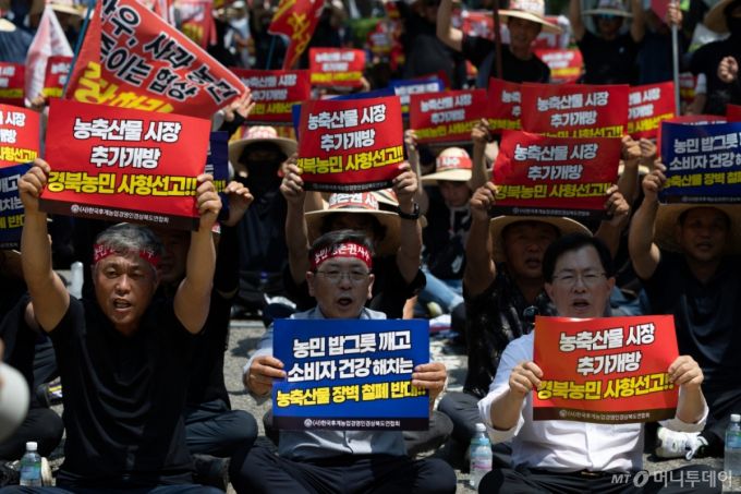 (서울=뉴스1) 이승배 기자 = 한국후계농업경영인(한농연) 경북도연맹원들이 25일 서울 용산구 삼각지역 인근에서 한-미 상호관세협상 농축산물 장벽철폐 반대 집회를 하고 있다. 2025.7.25/뉴스1  Copyright (C) 뉴스1. All rights reserved. 무단 전재 및 재배포,  AI학습 이용 금지. /사진=(서울=뉴스1) 이승배 기자