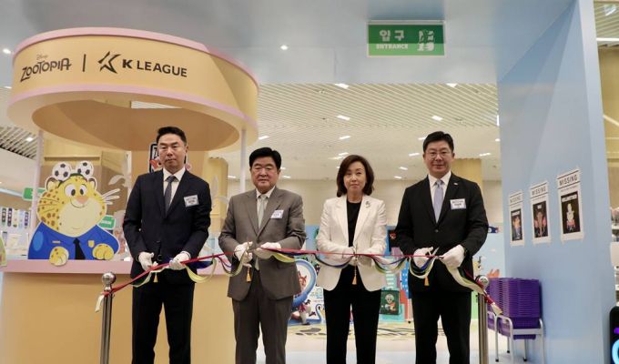 민승배 BGF리테일 대표, 김소연 디즈니코리아 대표, 권오갑 한국프로축구연맹  총재, 정지영 현대백화점 사장이 CU K리그-주토피아 팝업스토어 오픈 커팅식을 진행 중이다. /사진제공=BGF리테일.