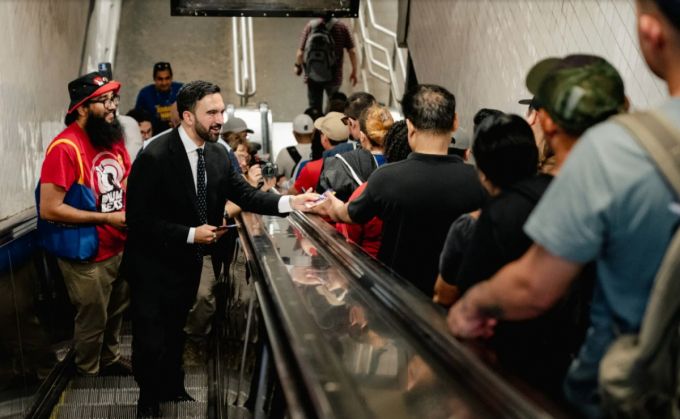 조란 맘다니 뉴욕시장 예비후보가 4월 1일 뉴욕시에서 캠페인 방문 후 지하철을 타고 있다 /로이터=뉴스1