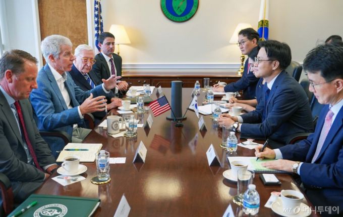 (서울=뉴스1) = 김정관 산업통상자원부 장관이 지난 23일(현지시간) 미국 워싱턴 D.C. 에너지부 회의실에서 크리스 라이트 에너지부 장관과 면담을 나누고 있다. (산업통상자원부 제공. 재판매 및 DB 금지) 2025.7.25/뉴스1  Copyright (C) 뉴스1. All rights reserved. 무단 전재 및 재배포,  AI학습 이용 금지.