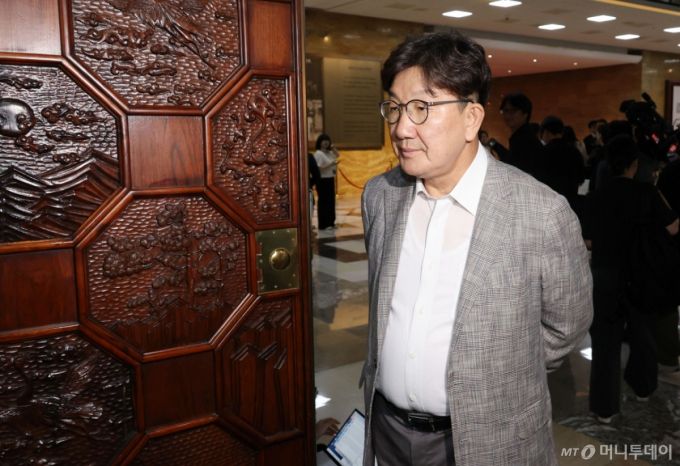 (서울=뉴스1) 이광호 기자 = 권성동 국민의힘 의원이 9일 오후 서울 여의도 국회에서 열린 의원총회에 참석하고 있다. 2025.7.9/뉴스1  Copyright (C) 뉴스1. All rights reserved. 무단 전재 및 재배포,  AI학습 이용 금지. /사진=(서울=뉴스1) 이광호 기자