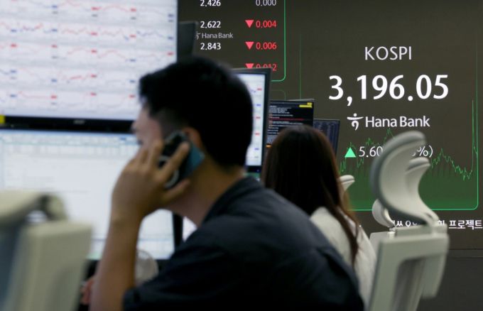 서울 중구 하나은행 딜링룸에서 딜러들이 업무를 보고 있다./사진=뉴시스