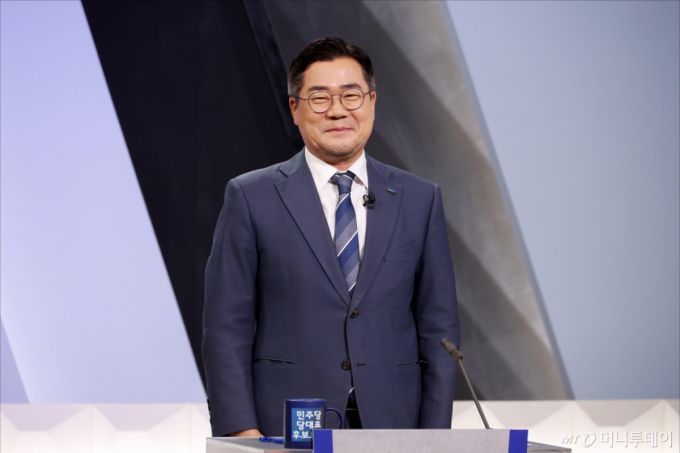 (서울=뉴스1) 국회사진기자단 = 박찬대 더불어민주당 당대표 후보가 27일 오후 서울 여의도 KBS 신관 공개홀에서 TV토론회 시작 전 토론 준비를 하고 있다. 2025.7.27/뉴스1  Copyright (C) 뉴스1. All rights reserved. 무단 전재 및 재배포,  AI학습 이용 금지. /사진=(서울=뉴스1) 국회사진기자단