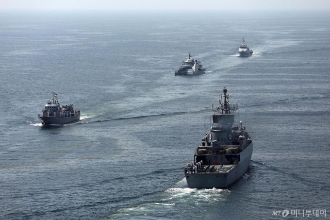 지난 3월12일(현지시간) 이란과 중국, 러시아 해군 함정들이 오만 만에서 합동 군사 훈련을 하고 있다. 미 해군정보국(ONI)이 2023년 7월 유출한 자료에 따르면 중국의 조선 능력은 미국의 233배에 달하는 것으로 나타났다. 미국의 연간 선박 건조 능력은 10만GT(Gross Tonnage·총톤수) 안팎인 데 비해 중국은 2325만GT 수준이다. 미국 의회조사국(CRS)이 지난해 8월 발간한 자료에서도 현재 미 해군 함정 숫자는 291척에 불과하지만 중국 해군 함정 숫자는 공개된 자료로만 약 200~300척으로 추정된다. / AFP=뉴스1