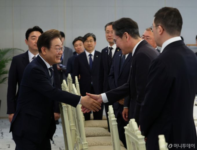 [서울=뉴시스] 이재명 대통령이 13일 서울 용산 대통령실에서 열린 6경제단체와 기업인 간담회에 입장하며 이재용 삼성전자 회장과 악수하고 있다. 2025.06.13.
