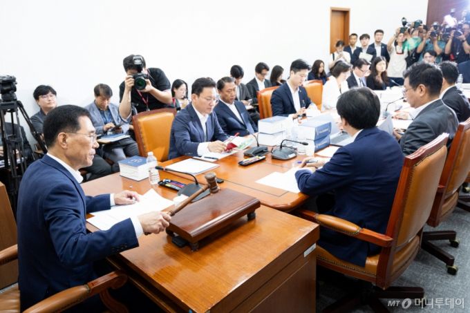 (서울=뉴스1) 유승관 기자 = 김주영 국회 환경노동위원회 고용노동법안심사소위원장이 28일 서울 여의도 국회에서 열린 제427회 국회(임시회) 제1차 고용노동법안심사소위원회에서 의사봉을 두드리고 있다.  환노위는 이날 소위를 열고 노동조합 및 노동관계조정법 일부개정법률안(노란봉투법)을 심사한다. 2025.7.28/뉴스1  Copyright (C) 뉴스1. All rights reserved. 무단 전재 및 재배포,  AI학습 이용 금지. /사진=(서울=뉴스1) 유승관 기자