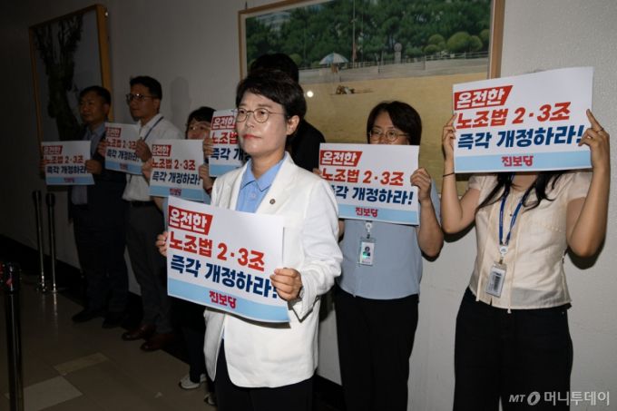 (서울=뉴스1) 유승관 기자 = 전종덕 진보당 의원이 28일 서울 여의도 국회 환경노동위원회 소회의실 앞에서 고용노동법안심사소위원회에 참석하는 의원들을 향해 노조법 개정을 촉구하는 손팻말을 들고 있다.  환노위는 이날 소위를 열고 노동조합 및 노동관계조정법 일부개정법률안(노란봉투법)을 심사한다. 2025.7.28/뉴스1  Copyright (C) 뉴스1. All rights reserved. 무단 전재 및 재배포,  AI학습 이용 금지. /사진=(서울=뉴스1) 유승관 기자